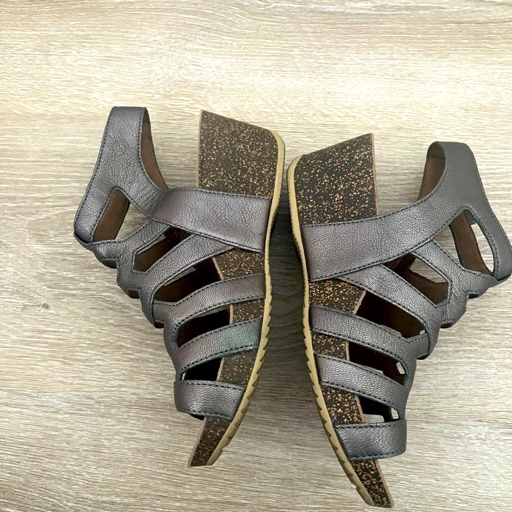 ✅DANSKO ,leather ,Pewter Metallic color Sandel shoes with adjustable strap - Picture 4 of 11